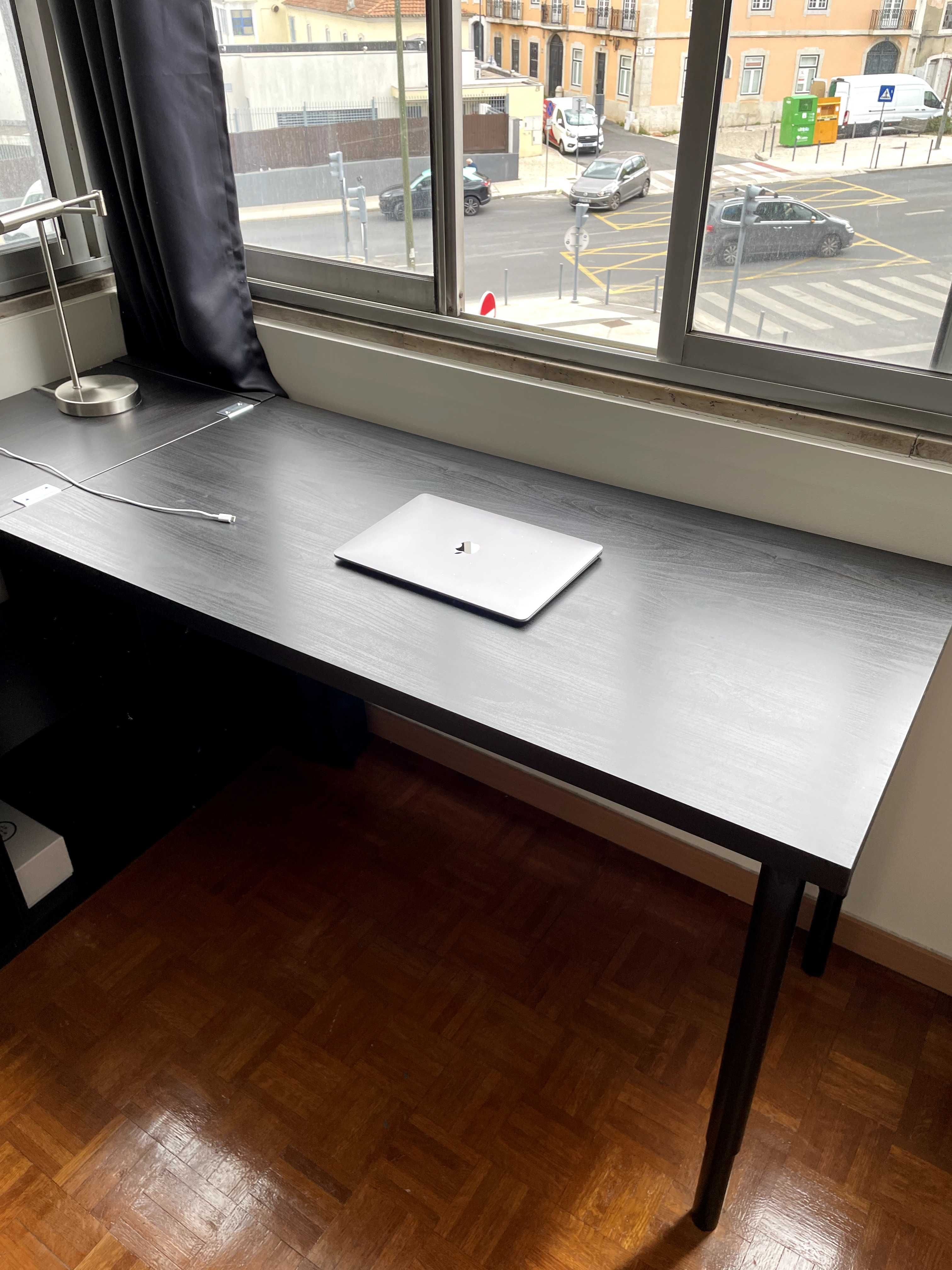 Secretária / mesa com prateleira // Desk with shelf
