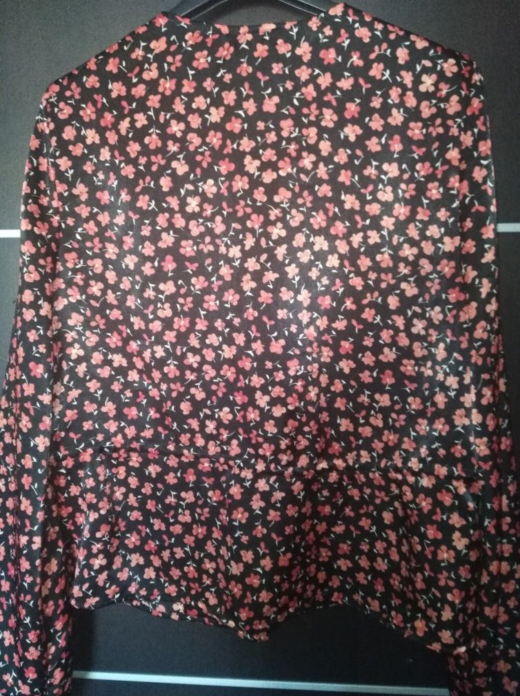 Blusa MANGO flores tamanho S (entre cavas 45cm)