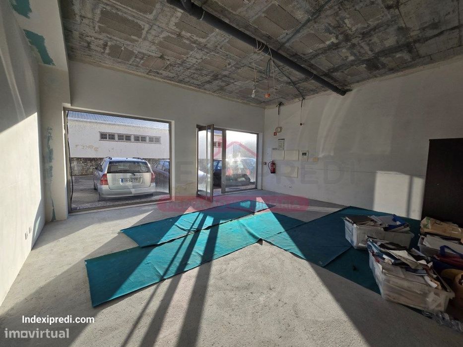 Loja C/ Montra e lugar de garagem de excelentes acabamentos