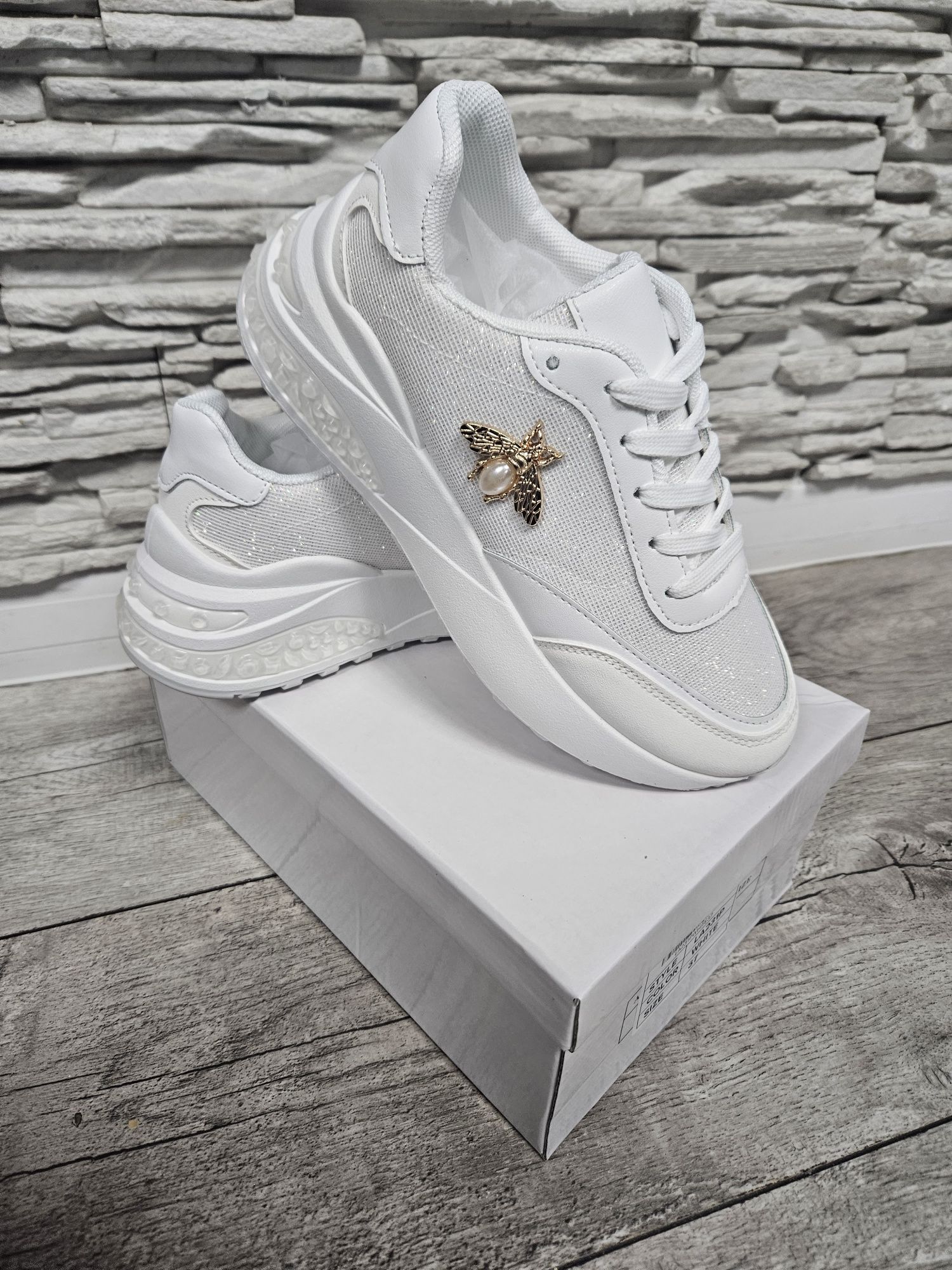 Nowe z pudełkiem przepiękne białe sneakersy z owadem złotym rozmiar  3