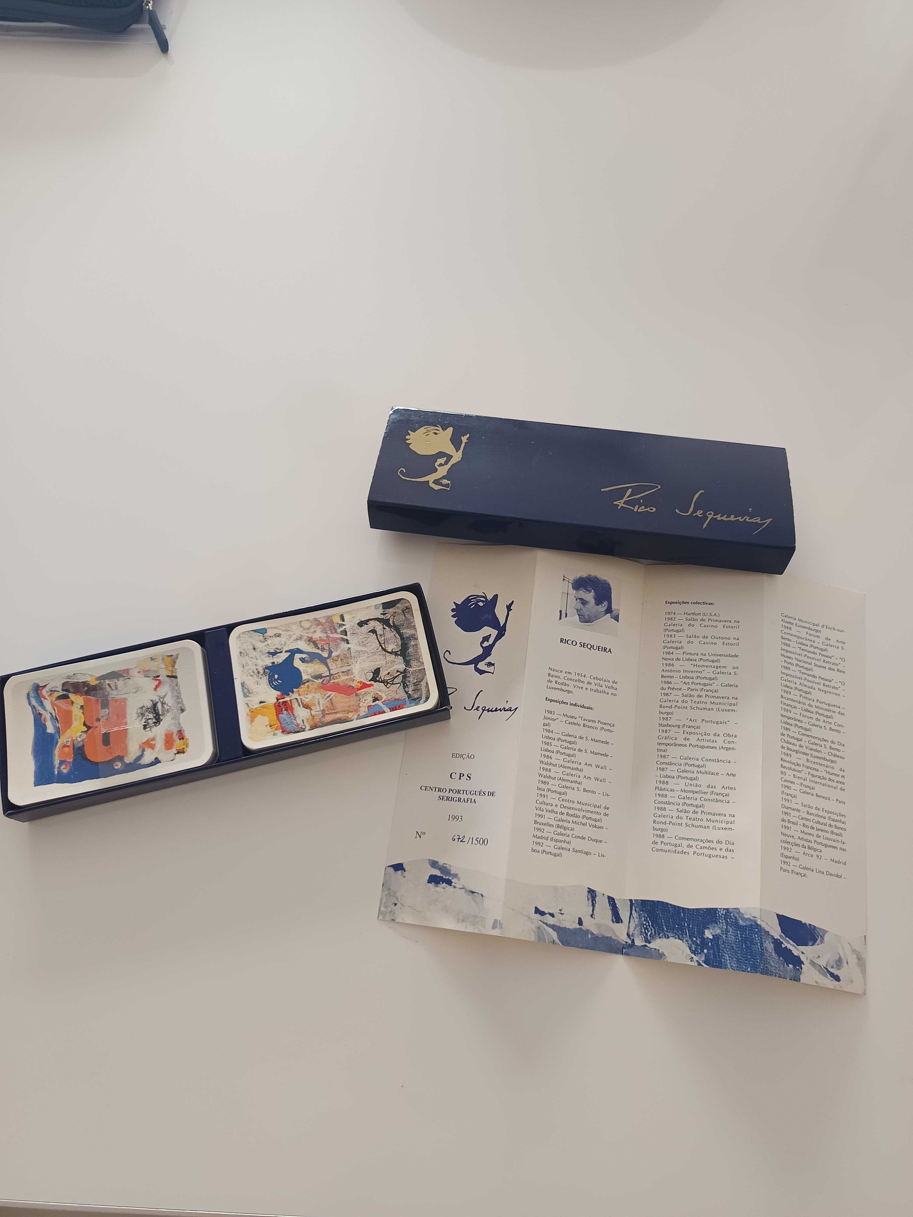 Caixa com 2 baralhos de cartas do pintor Rico Sequeira (A ESTREAR)