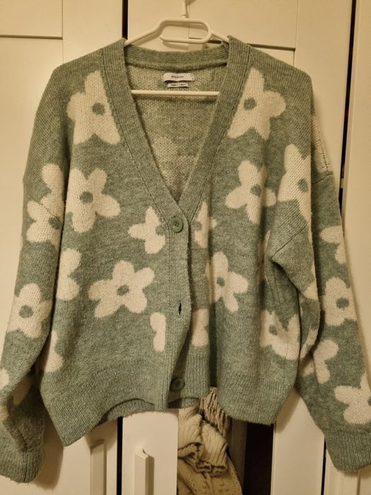 Rozpinany zielony sweter w białe kwiatki Reserved