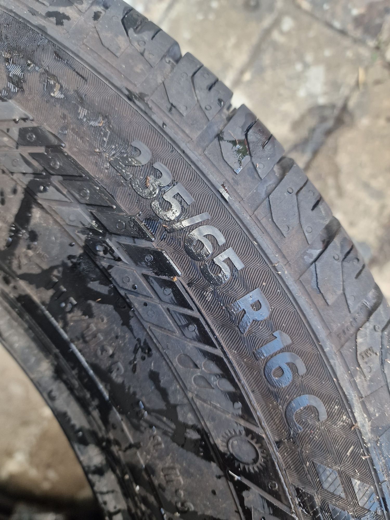 Continental 235/65/r16 c, демисезонна.