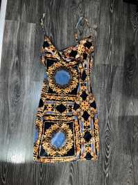 PrettyLittleThing velvet welurowa sukienka chain print
