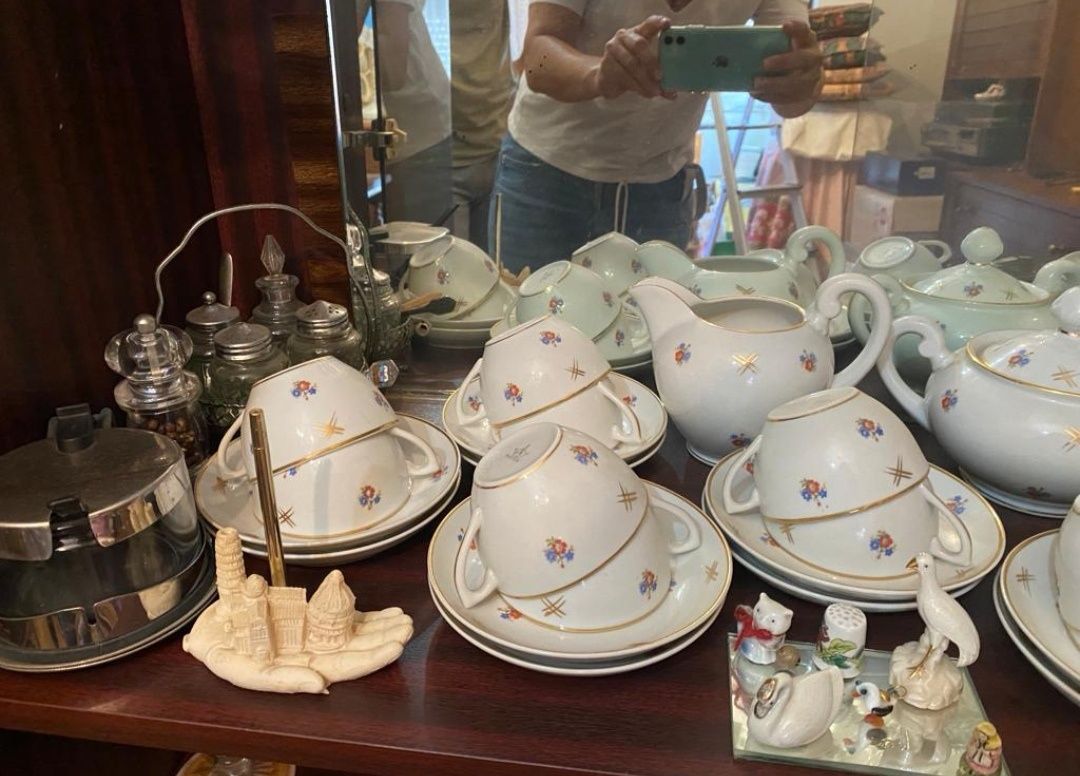 Conjunto de chá porcelana Artibus 
1 chávena partida e colada como