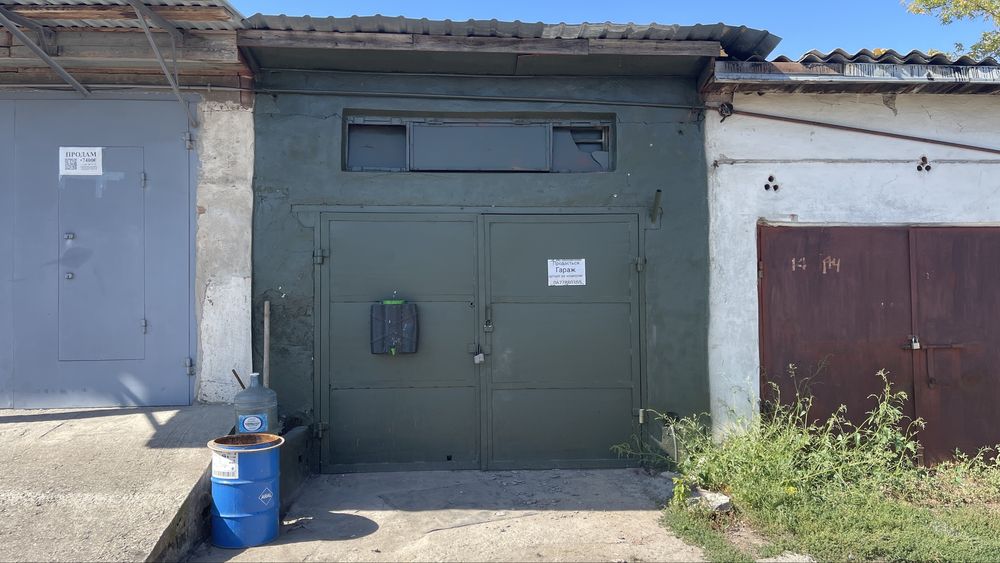 Продам гараж з інструментом під сто