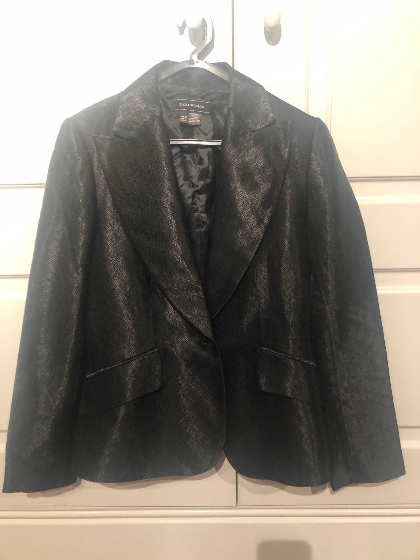 bleiser preto com padrão muito elegante marca ZARA   38