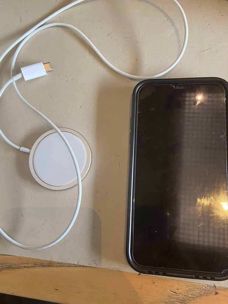 Vendo iphones 11 com 128 g / Carregador Contactless.