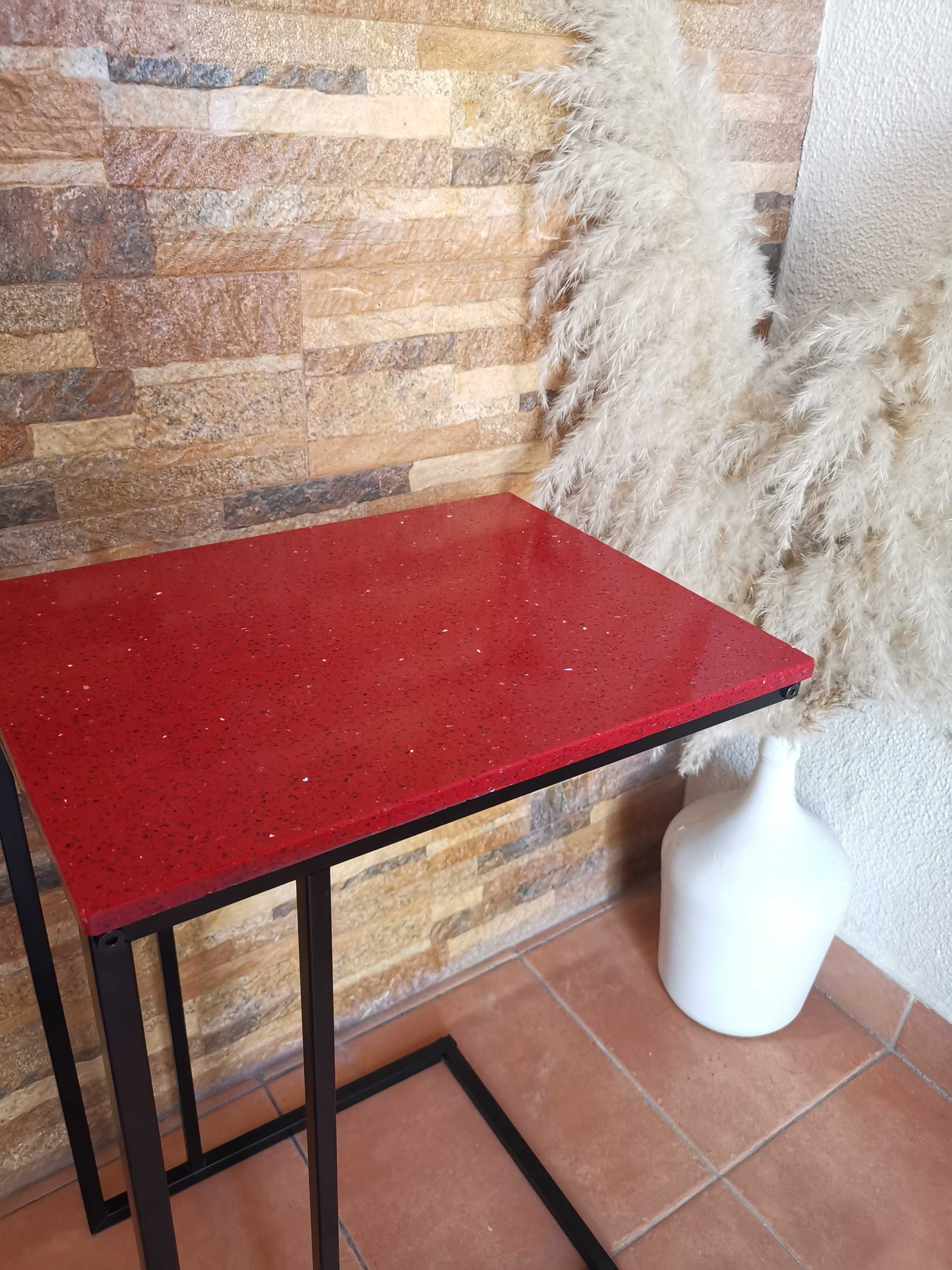 Mesa de apoio com tampo em silestone