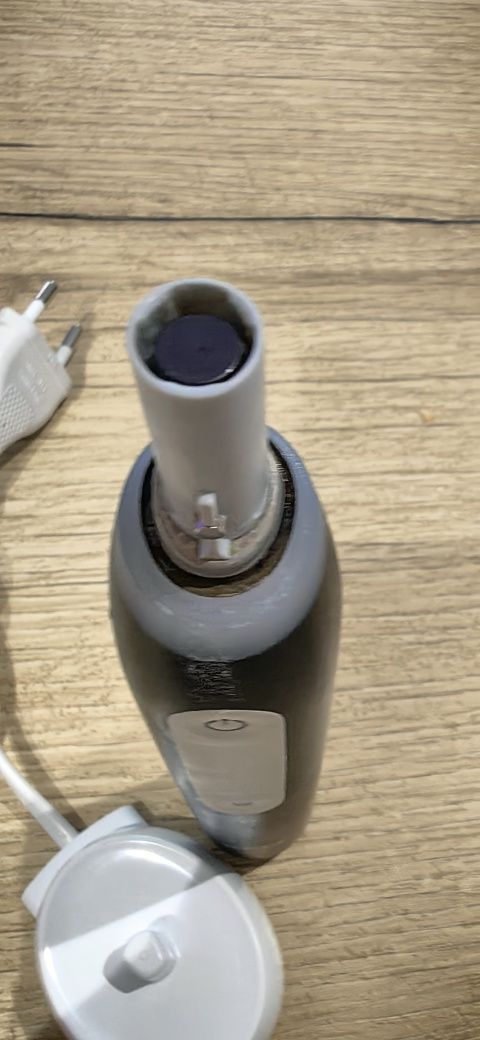 Szczoteczka magnetyczna Oral B QI 4 czarna