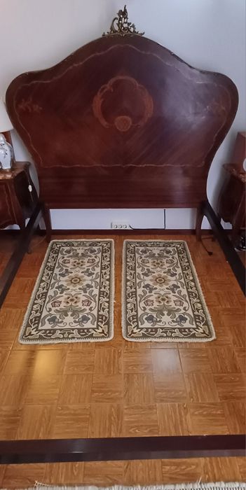 Cama de casal e mesas de cabeceira