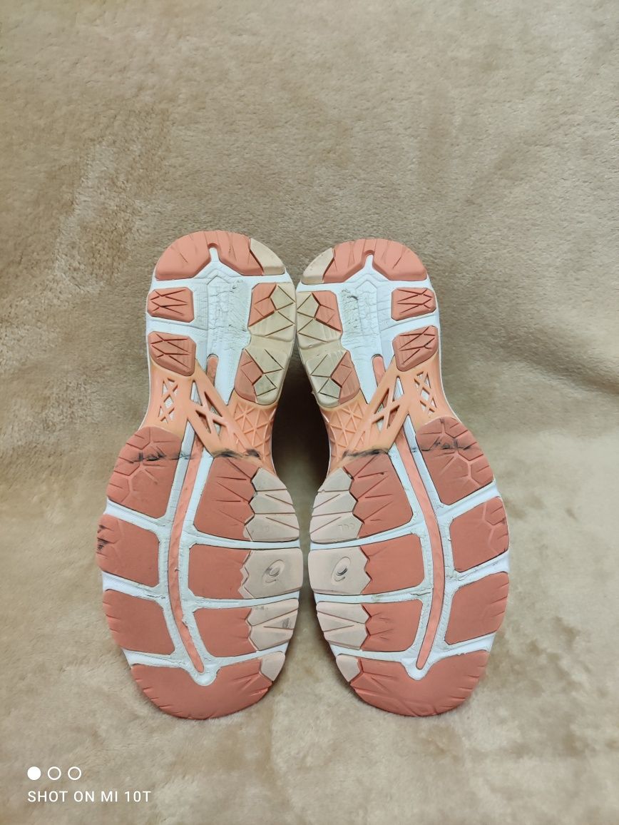 Жіночі кросівки ASICS