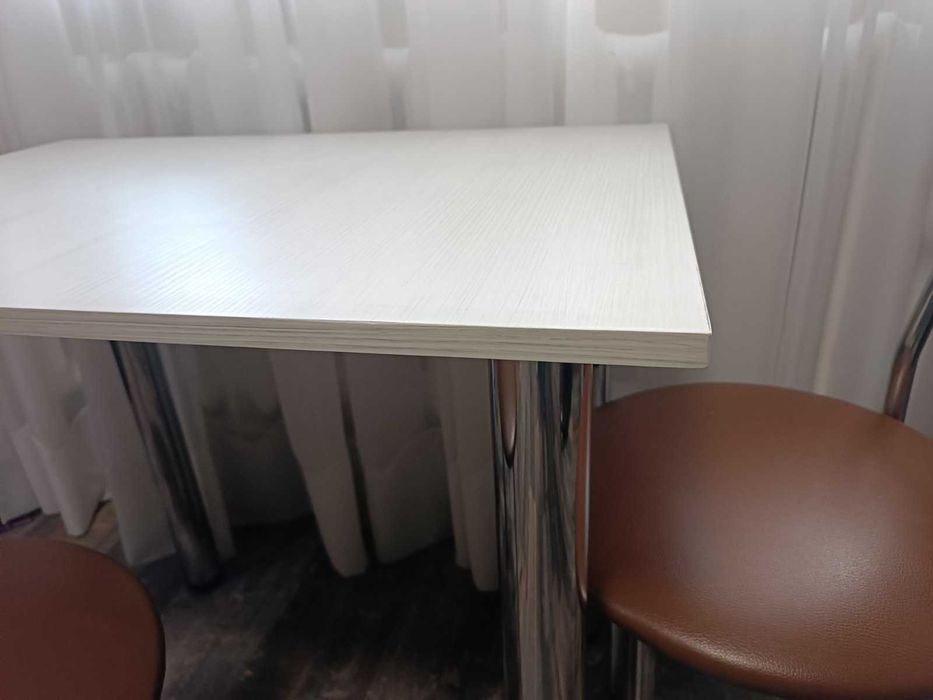 Кухонный  столик 2 цвета.