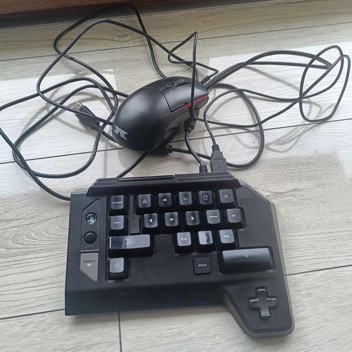 Konsola PS4 , klawiatura HORI , pad , gry . Bf2042