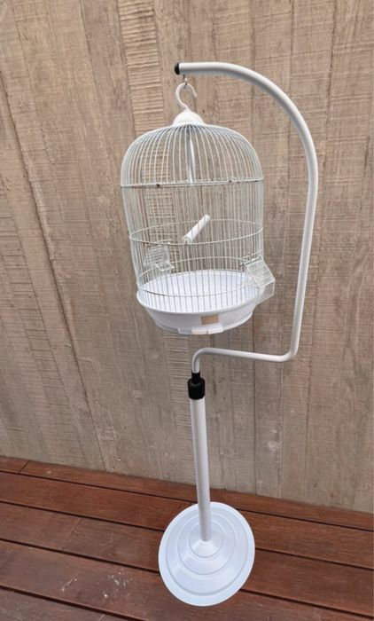 Gaiola para pássaro branca com suporte