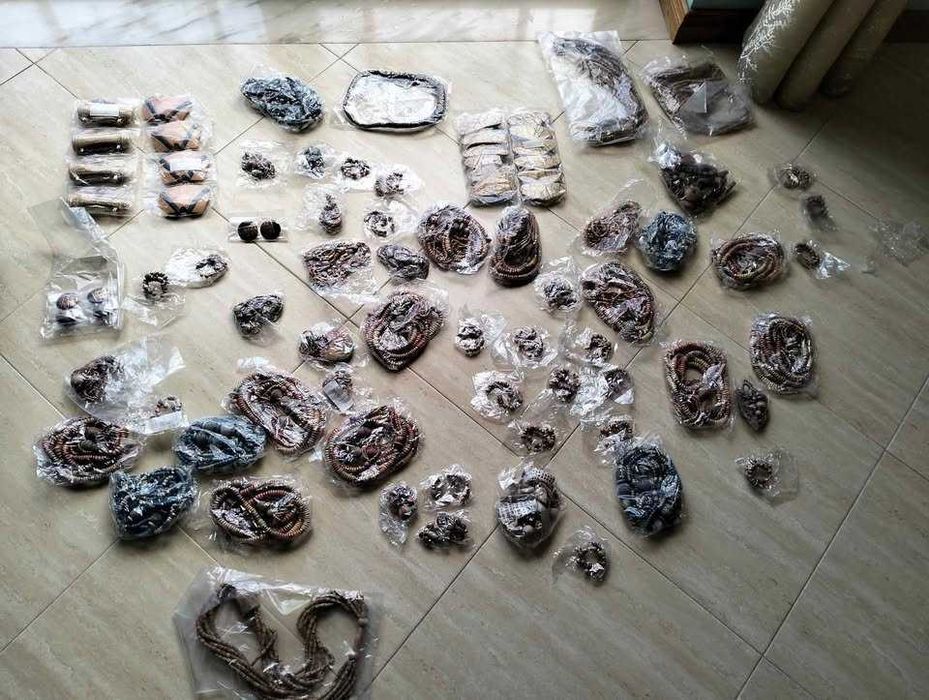 Lote de cerca de 80 peças de bijuteria novas