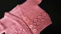 Sweterek dla niemowlaka różowy robiony na drutach