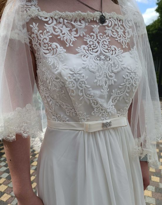 Нова весільна, вечірня сукня з фатою розмір 52, кольору айворі, ніжна.