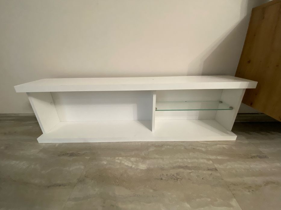 Biała szafka wisząca