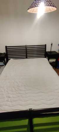 Cama de casal na cor Preto + 2 mesas de cabeceira (IKEA)