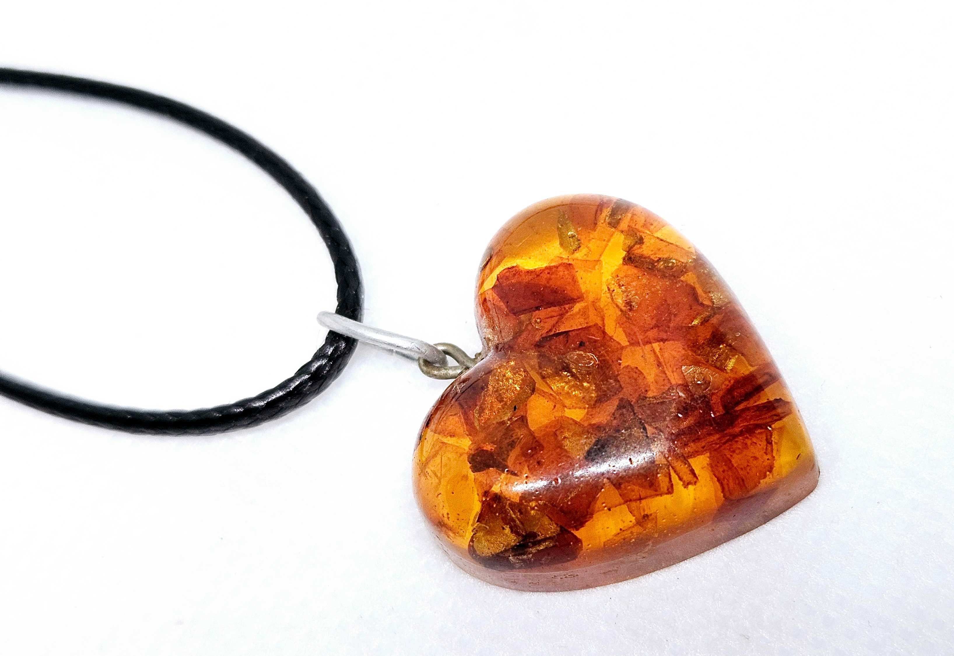 Wisiorek hand made z bursztynem serce