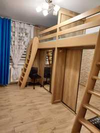 Łóżko piętrowe podwójne, szafy, biurka