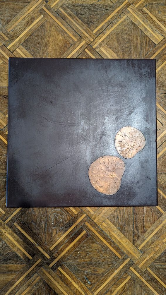 Низький стіл Пуджа з мідним листям лотоса – 46х46 см