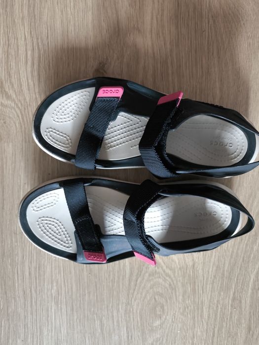 Босоніжки Crocs w8 (25.5)