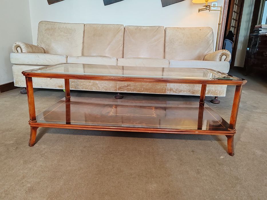 Mesa de centro com tampo em vidro