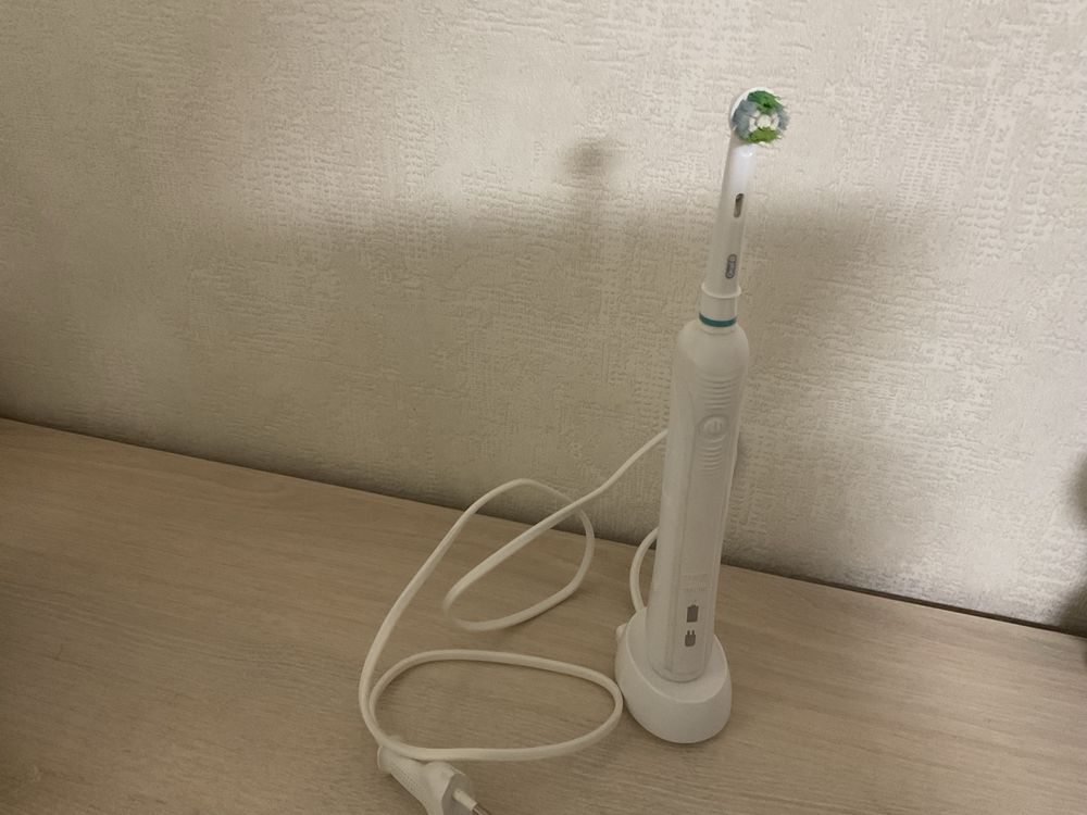 Электрическая зубная щетка BRAUN Oral - B