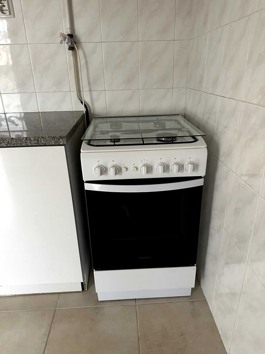 Cozinha com armários, pedra e eletrodomésticos (junto ou separado)