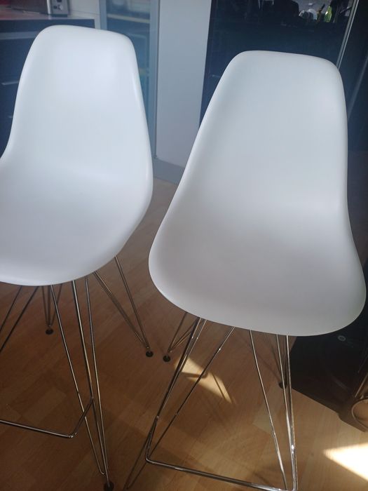 Cadeiras de bar  brancas e cromadas Praticamente novas. Cada uma 80€