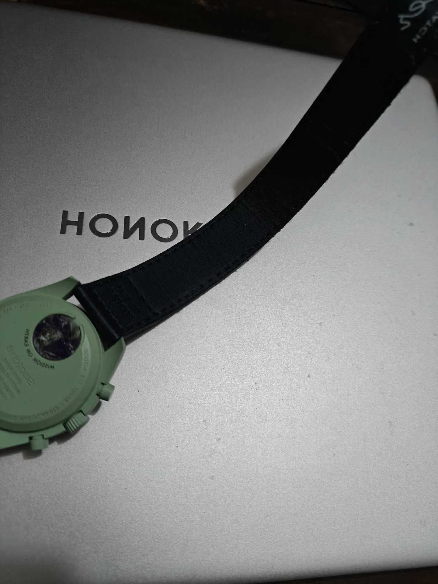 Omega Swatch Ziemia SO33G100 - zegarek do codzienności