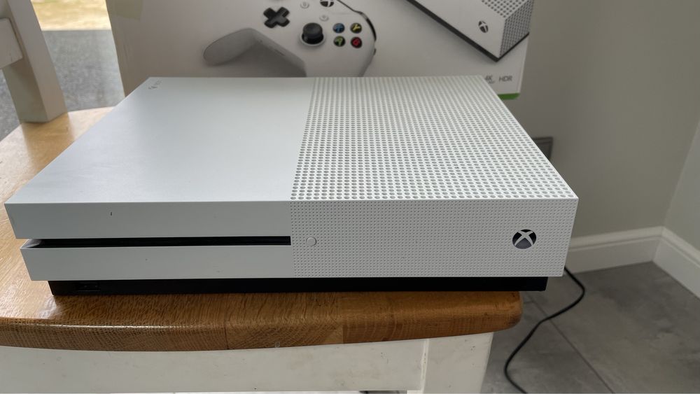 Xbox one S 1 TB plus pad w bardzo dobrym stanie