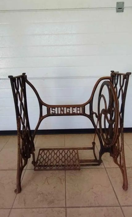 Estrutura de maquina de cozer linda para fazer uma mesa etc