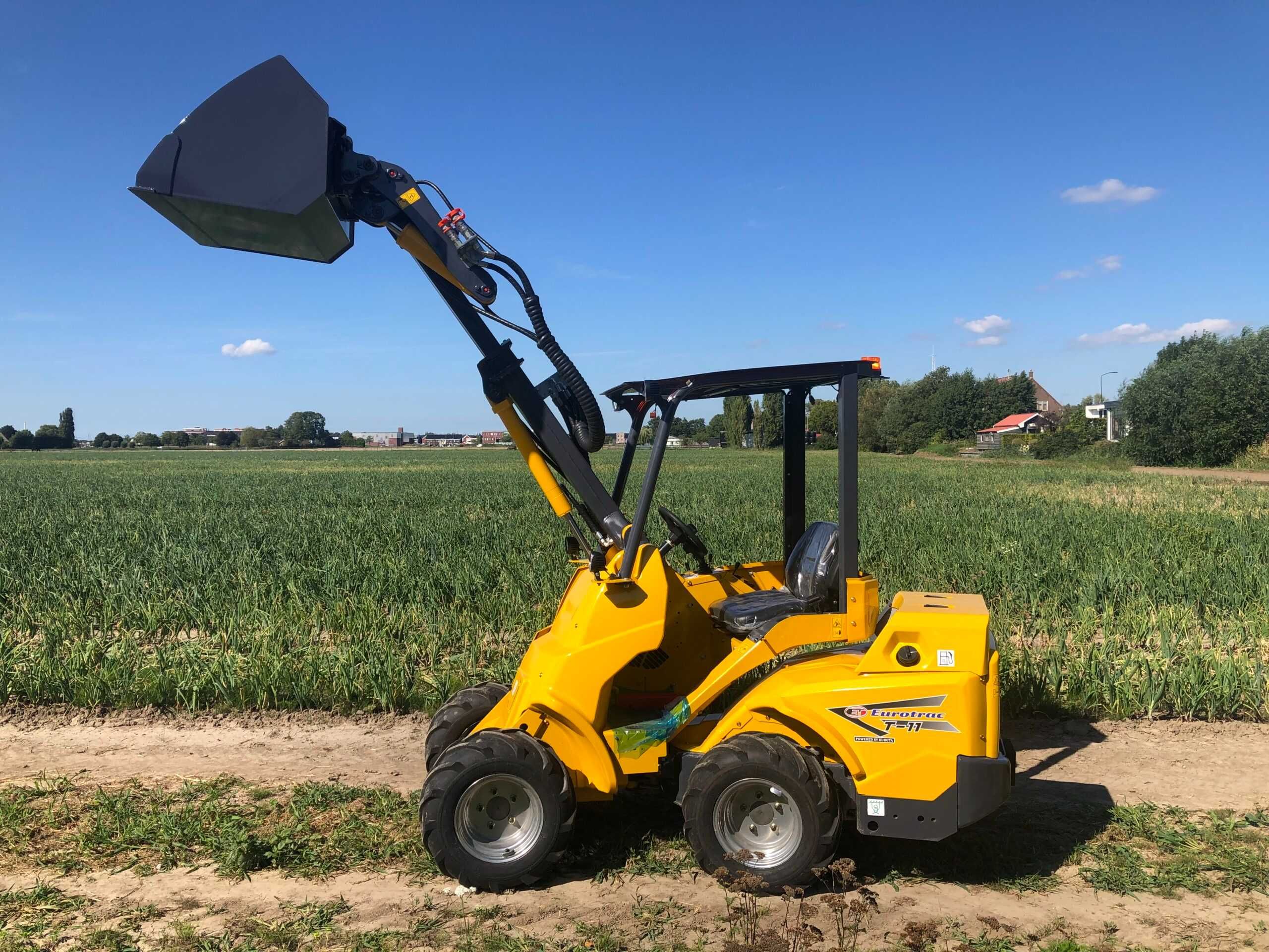 Ładowarka przegubowa EUROTRAC T11 - KUBOTA - 2023 -popokazowa jak nowa