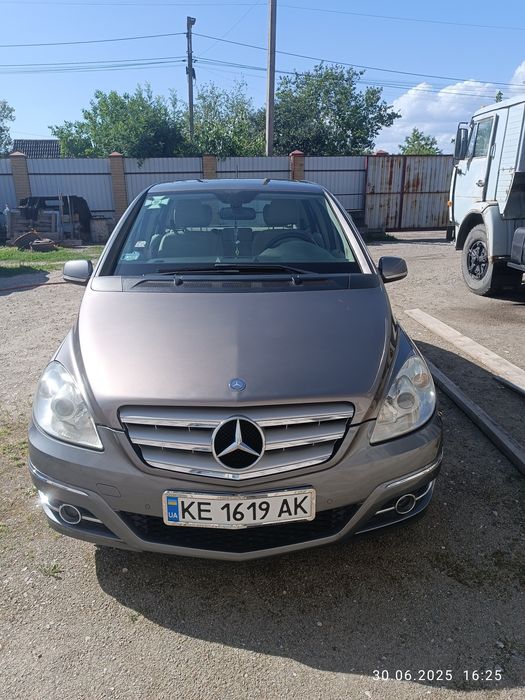 Mercedes Benz B180