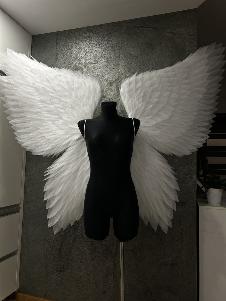 Duże białe skrzydła anioła