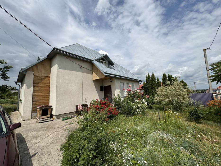 Продаж житлового будинку з землею