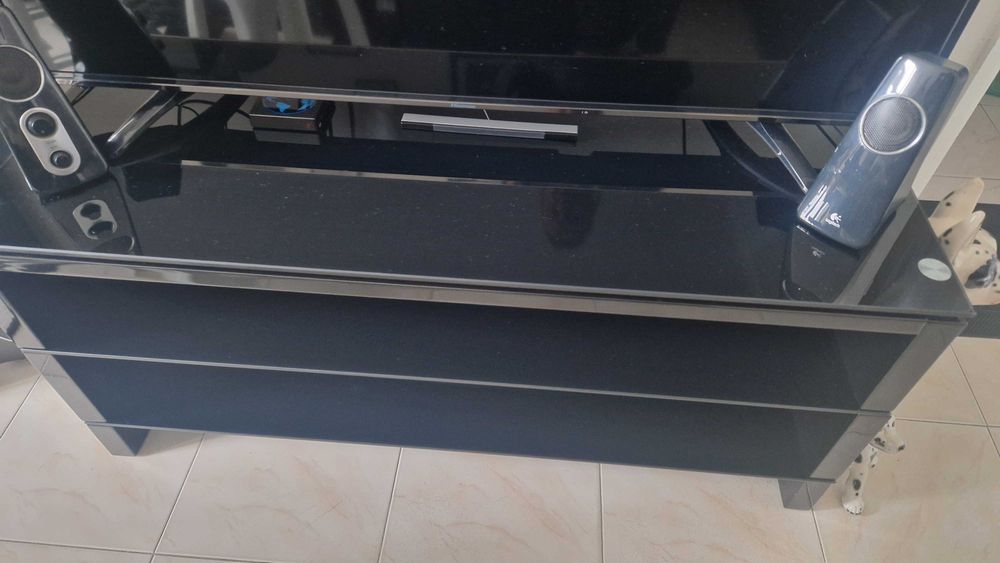 Móvel televisão vidro preto