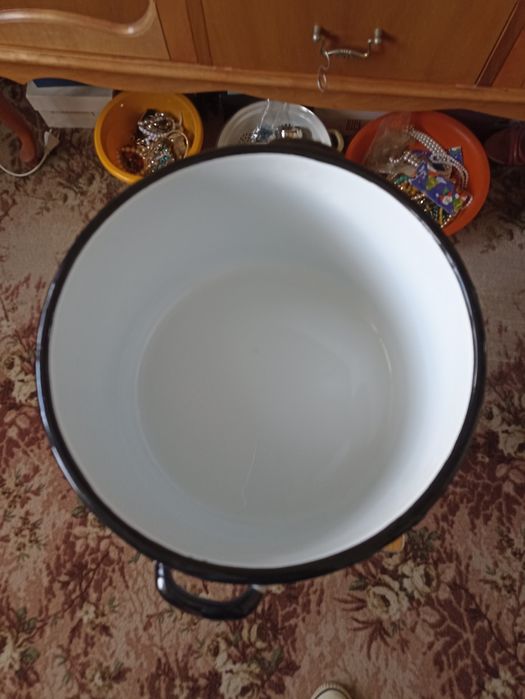 Duży garnek emaliowany