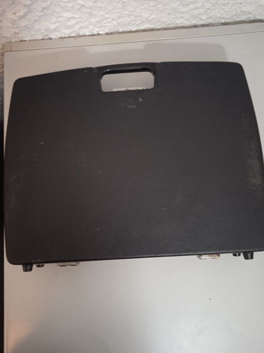 Leitor de gira-discos e rádio portátil antigo