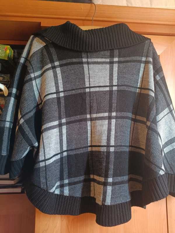 Czarne ponczo w kratę