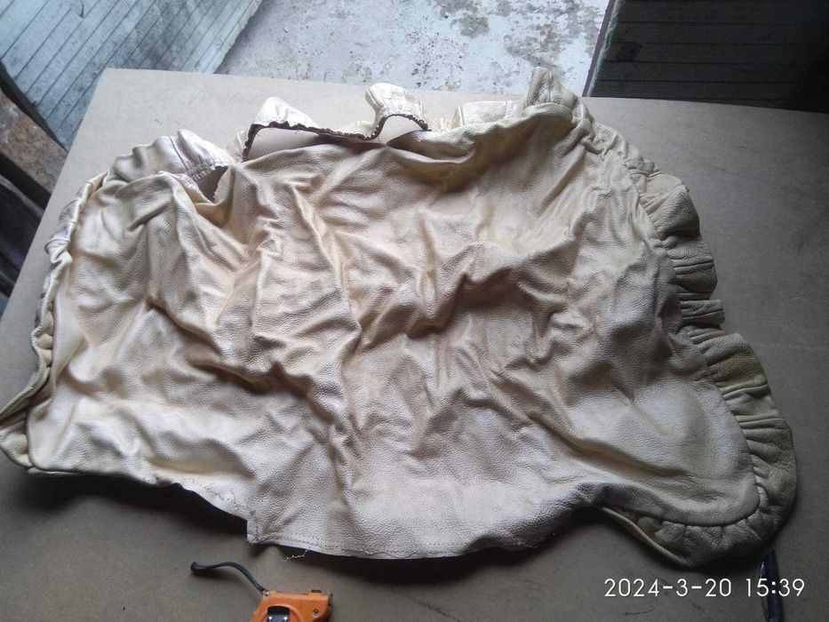 Кожа обрезки, большие и маленькие.