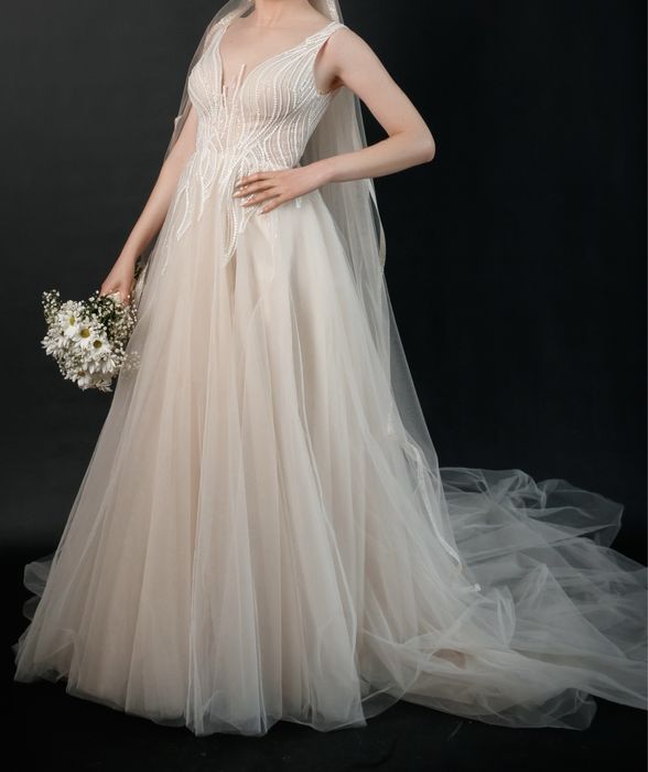Весільна сукня зі шлейфом нюд