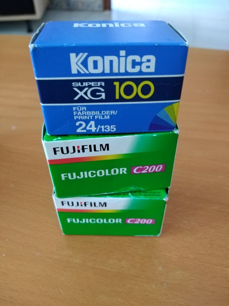 Máquina e rolos fotográficos