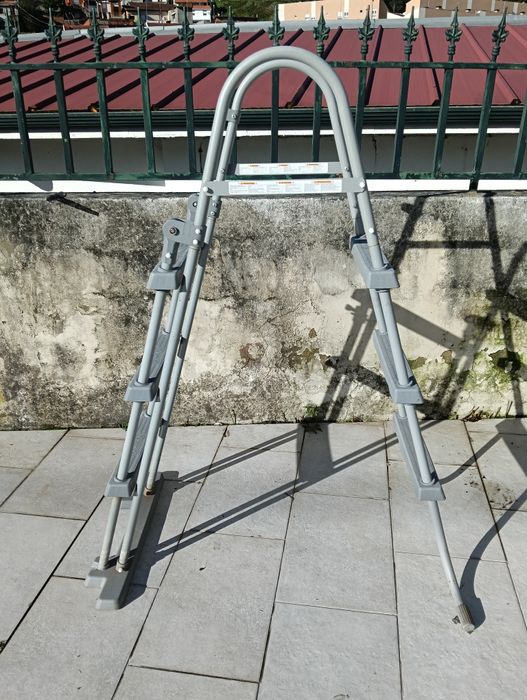 Escada de piscina usada