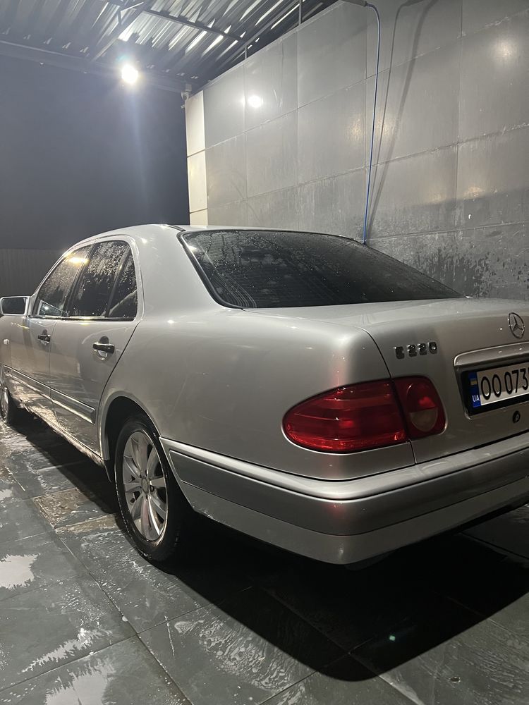 Продам MERCEDES 210