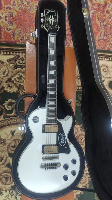 Продам гитару с кофром