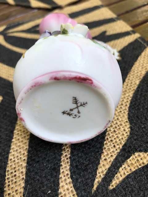 Dzbanuszek porcelanowy z kwiatami 3D